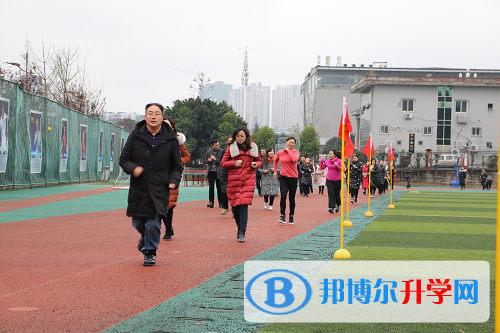 櫛風沐雨強筋骨，砥礪前行鑄輝煌