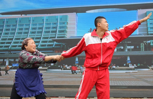 太興鄉(xiāng)山里紅組合表演本土原生態(tài)海劇：《留守兒童（金不換）成長(zhǎng)記》