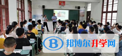 內江一中開展交通安全知識講座