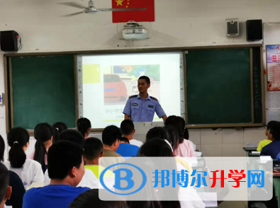 內江一中開展交通安全知識講座