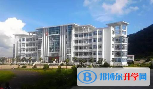 考試是學(xué)習(xí)過程比較難創(chuàng)的關(guān)卡，很多同學(xué)對于考試都比較大意，所以考試結(jié)果就不是很理想，對于參加中考的考生小編紀(jì)要提醒你們了，高考考試的結(jié)果關(guān)系著你們接下來人生的發(fā)展航向，以下是安順第一高級中學(xué)的一些情況，同學(xué)們可以參考參考!目前學(xué)校的網(wǎng)址還在規(guī)劃中，給同學(xué)們整理了學(xué)校的郵箱。  安順第一高級中學(xué)網(wǎng)站網(wǎng)址 電子郵箱:375463828qq.com  安順第一高級中學(xué)簡介 安順第一高級中學(xué)是一所百年名校，首批省級示范性高中，高中