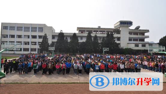 安順學(xué)院附屬高級(jí)中學(xué)2021年報(bào)名條件、招生要求、招生對(duì)象是什么呢?我們知道初中之前都是九年義務(wù)教育，到了上高中的時(shí)候就是屬于自己的升學(xué)階段的了，學(xué)校在招收學(xué)生的時(shí)候是必定會(huì)有要求的哦，所以，很多的同學(xué)提前問(wèn)小編學(xué)校的招生條件這些也是為了提前有一個(gè)準(zhǔn)備，小編就來(lái)給同學(xué)們整理一下的哦。  安順學(xué)院附屬高級(jí)中學(xué)報(bào)名條件 1、必須是參加今年中考的應(yīng)屆初中畢業(yè)生，中考成績(jī)達(dá)到學(xué)校招生條件規(guī)定分?jǐn)?shù)的學(xué)生方可到校報(bào)名。  2、報(bào)名時(shí)帶好準(zhǔn)考證(報(bào)名號(hào)和考號(hào))、中考成績(jī)單、身份證(或戶口薄)復(fù)印件。  安順學(xué)院附屬高級(jí)中學(xué)簡(jiǎn)介 學(xué)校一貫強(qiáng)調(diào)“學(xué)生的終生發(fā)展”,強(qiáng)調(diào)學(xué)校教育不僅要為學(xué)生的今天著想,更要為學(xué)生的未來(lái)著想;不僅要關(guān)注學(xué)生今天的成長(zhǎng)和進(jìn)步,更要關(guān)注10年、20年以后他們的發(fā)展。  我校已有六屆畢業(yè)生,高考升學(xué)率名列全市同級(jí)同類學(xué)校前茅,不少學(xué)生考取浙江大學(xué)、吉林大學(xué)、四川大學(xué)等高等學(xué)府,但學(xué)校沒(méi)有把考試成績(jī)看作唯一的標(biāo)準(zhǔn),沒(méi)有把升學(xué)率作為唯一教學(xué)目標(biāo),而是始終堅(jiān)持素質(zhì)教育,作眼于面向全體學(xué)生,面向全體學(xué)生全面素質(zhì)的進(jìn)步和提高,并以此作為學(xué)校最根本的價(jià)值追求。強(qiáng)調(diào)高中教育要為學(xué)生終生發(fā)展奠定基礎(chǔ),關(guān)鍵就是“教學(xué)生學(xué)會(huì)做人、學(xué)會(huì)學(xué)習(xí)、學(xué)會(huì)發(fā)展”。  就是從教會(huì)學(xué)生做人入手,全面培養(yǎng)學(xué)生的情感、態(tài)度、價(jià)值觀;從教會(huì)學(xué)生學(xué)習(xí)入手,有效激發(fā)學(xué)生的學(xué)習(xí)興趣,激發(fā)學(xué)生的學(xué)習(xí)水平,提升學(xué)生的學(xué)習(xí)能力,提高學(xué)生的學(xué)習(xí)水平;從教會(huì)學(xué)生發(fā)展入手,培養(yǎng)學(xué)生的實(shí)踐能力,創(chuàng)新精神以及在未來(lái)社會(huì)的生存發(fā)展能力。  學(xué)校始終把改善教學(xué)條件、優(yōu)化教師隊(duì)伍、加強(qiáng)學(xué)生思想道德教育、學(xué)生安全健康教育、為高校輸送合格人才作為學(xué)校的重點(diǎn)。  小編給同學(xué)們整理好了學(xué)校的招生條件，對(duì)于想要報(bào)讀本校的同學(xué)們自己注意一下看看自己是不是符合學(xué)校的招生條件的哦，如果是不符合學(xué)校的招生條件的話，就建議看看其他的學(xué)校了哦，報(bào)讀的時(shí)候一定要注意條件的哦。