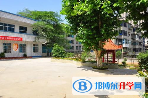 貴陽(yáng)市第二十九中網(wǎng)站網(wǎng)址是多少呢?我們自己的態(tài)度，決定了我們的人生。為了報(bào)讀學(xué)校有很多的同學(xué)都來(lái)問(wèn)過(guò)小編，現(xiàn)在網(wǎng)絡(luò)是很方便的東西了，小編就來(lái)給同學(xué)們整理一下學(xué)校的網(wǎng)站網(wǎng)址給到同學(xué)們參考。  貴陽(yáng)市第二十九中網(wǎng)站網(wǎng)址 貴陽(yáng)市第二十九中網(wǎng)站網(wǎng)址：http://www.ycfxy168.com/ugysdesjzx/  貴陽(yáng)市第二十九中榮譽(yù) 2004年，學(xué)校開展的“優(yōu)質(zhì)德育活動(dòng)課”活動(dòng)，被貴陽(yáng)市教育局授予二等獎(jiǎng)。在教學(xué)管理方面，以“追求有效教學(xué)，打造活力課堂”為抓手，開展“教學(xué)研究課”、“教學(xué)展示課”、“教學(xué)評(píng)優(yōu)課”等活動(dòng)，積極推進(jìn)課堂改革。2004年，我校與東北師大合作，建立“信息技術(shù)實(shí)驗(yàn)校”， 多媒體技術(shù)的運(yùn)用，提高了教學(xué)效率，促使了學(xué)生學(xué)習(xí)水平的提升。僅2006年，我校就有13名學(xué)生獲得貴州省市數(shù)學(xué)競(jìng)賽一等獎(jiǎng)。學(xué)校還堅(jiān)持科研興校策略，努力形成學(xué)校領(lǐng)銜課題，開展課題研究。  2006-2008年期間，我校教師在全國(guó)、省、市、區(qū)級(jí)各種教育教學(xué)成果評(píng)比活動(dòng)中，獲獎(jiǎng)勵(lì)達(dá)100多項(xiàng)。學(xué)校連續(xù)多年被評(píng)為“貴陽(yáng)市文明單位”、“貴陽(yáng)市平安校園”、“貴陽(yáng)市無(wú)毒學(xué)校”，2006年，被南明區(qū)教育局指定為“校本教研”試點(diǎn)單位，2007年，被貴陽(yáng)市教科所指定為“電腦美術(shù)”學(xué)科基地。  學(xué)校實(shí)施人文管理，努力建設(shè)平安校園、精致校園、學(xué)習(xí)型校園、和諧校園，形成了適合學(xué)校發(fā)展的教學(xué)模式， 是“貴陽(yáng)市文明單位”、“貴陽(yáng)市平安校園”、“貴陽(yáng)市無(wú)毒學(xué)校”，是貴陽(yáng)市電腦美術(shù)學(xué)科基地和東北師大信息化教育教學(xué)實(shí)驗(yàn)校。  師資力量高級(jí)教師18人，一級(jí)教師25人，學(xué)歷達(dá)標(biāo)100%，省級(jí)骨干教師2人，市級(jí)骨干2人，區(qū)級(jí)骨干2人，校級(jí)骨干10人，76名專職教師，學(xué)歷達(dá)標(biāo)100%，省級(jí)骨干教師3人。  現(xiàn)在網(wǎng)絡(luò)很發(fā)達(dá)，但是由于學(xué)校的網(wǎng)站的資料是很多的，同學(xué)們自己在找的時(shí)候要分清楚哪些是真實(shí)的資料，小編覺得最好還是到學(xué)校來(lái)現(xiàn)場(chǎng)了解會(huì)比較還要一點(diǎn)，畢竟眼見為實(shí)，現(xiàn)場(chǎng)確認(rèn)比較好一點(diǎn)的哦。