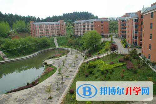 貴陽(yáng)市第二十八中2021年報(bào)名條件、招生要求、招生對(duì)象?同學(xué)們?cè)诹私鈱W(xué)校的過(guò)程中，經(jīng)常會(huì)忽略學(xué)校的招生條件和要求，每個(gè)學(xué)校都是有自己的專(zhuān)門(mén)的招生要求的額，根據(jù)學(xué)校的教學(xué)理念不一樣，錄取的也不一樣。  貴陽(yáng)市第二十八中招生對(duì)象 初中應(yīng)屆畢業(yè)生  貴陽(yáng)市第二十八中招考錄取 貴陽(yáng)二中統(tǒng)招生、配額生憑中考成績(jī)網(wǎng)上報(bào)名。  報(bào)考中加項(xiàng)目班的同學(xué)持中考成績(jī)單直接到學(xué)校報(bào)名面試，擇優(yōu)錄取  貴陽(yáng)市第二十八中教學(xué)質(zhì)量 (四)完善教學(xué)質(zhì)量獎(jiǎng)懲制度。出臺(tái)“貴陽(yáng)二十八中教育教學(xué)獎(jiǎng)懲方案”，加強(qiáng)學(xué)校教學(xué)目標(biāo)考核和質(zhì)量監(jiān)控，采取過(guò)程獎(jiǎng)勵(lì)和結(jié)果獎(jiǎng)勵(lì)相結(jié)合的原則，給予在期末考、中考教學(xué)效果顯著的教師、學(xué)校給予物質(zhì)獎(jiǎng)勵(lì)和精神獎(jiǎng)勵(lì)。  (五)扎實(shí)開(kāi)展教學(xué)科研。增強(qiáng)科研興校意識(shí)，發(fā)揮教科研引領(lǐng)作用，確立以課題研究為先導(dǎo)，以校本教研為基礎(chǔ)的工作原則。校本教研與課題研究?jī)墒侄家ィ瑑墒侄家病Ｐ１窘萄幸?ldquo;有效教學(xué)”為切入點(diǎn)，以課堂教法、學(xué)生學(xué)法、教學(xué)藝術(shù)等為重點(diǎn)。課題研究以教學(xué)模式探討、教學(xué)過(guò)程優(yōu)化、學(xué)生潛能開(kāi)發(fā)和非智力因素發(fā)展為重點(diǎn)。注意完善教研激勵(lì)機(jī)制，鼓勵(lì)教師全員參與教研，創(chuàng)新教研形式，豐富教研內(nèi)容，強(qiáng)調(diào)教研合一，提高教研工作的針對(duì)性和實(shí)效性。  (六)在完成教學(xué)任務(wù)的情況下，鼓勵(lì)教師開(kāi)展豐富多才的學(xué)科活動(dòng)和“讀書(shū)晉級(jí)”活動(dòng)，“百科講壇”活動(dòng)，為提高學(xué)生的綜合素質(zhì)提供必要條件。因此，該校在總結(jié)前面經(jīng)驗(yàn)和教訓(xùn)的基礎(chǔ)上，在生源質(zhì)量很差的情況下，初三的中考綜合排名一直穩(wěn)定在云巖區(qū)中下游。其他各個(gè)年級(jí)的成績(jī)也穩(wěn)步提升，學(xué)生的綜合素質(zhì)也得到提高。  小編為同學(xué)們整理了貴陽(yáng)市第二十八中2021年報(bào)名條件、招生要求、招生對(duì)象，基本上學(xué)校的主要看分?jǐn)?shù)，其他不看，導(dǎo)致不清楚學(xué)校的招生要求，在了解學(xué)校的過(guò)程中，分?jǐn)?shù)和招生要求一樣重要，同學(xué)們自己要認(rèn)真的看清楚，避免自己的失誤哦。
