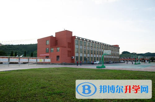開陽縣第二中學2021年排名?同學們都很在乎學校的排名，綜合實力學校排名也在不斷的變化，同學們可以參考學校管理模式、教學氛圍、師資力量來綜合衡量，小編整理了學校信息，供大家參考。  開陽縣第二中學2021年排名 1.貴陽一中  2.興義八中  3.貴陽清華中學  4.遵義縣第一中學  開陽縣第二中學介紹 學校堅持黨的教育方針，以“綠色·發展”為辦學理念;以“建優美校園，立綠色心靈，樹禮儀誠信，創一流質量”的辦學目標;堅持科研興校，重視教師發展。在國家實施“兩基”工程的大好形勢下，我校搶抓機遇，辦學條件明顯改善、辦學規模逐步擴大、辦學質量顯著提高，受到學生家長的好評和社會的認可。  學校初中部自2003起，中考成績已連續7年獲全縣第一名，涌現出一大批名師。高中部教學成績逐年上升，2008年高考大專以上升學率達72%，并獲貴陽市2008年高考一般高中學校“進出口”成績評估一等獎;2009年高考大專以上升學率達76%，并獲貴陽市2009年高考一般高中學校“進出口”成績評估三等獎;2010年高考大專以上升學率達81%。  學校先后被評為“全國綠化四百佳單位”、“貴陽市五好學校”、“貴陽市生態文明創建示范點”榮譽稱號。2009年我校成功代表貴陽市迎接“兩基”迎“國檢”，并獲縣“兩基”迎“國檢”先進單位稱號。學校還連續獲2007、2008、2009、2010年縣級“先進學校”稱號。  其實排名只能給到有同學們耦合參考的哦，可以通過自己的需求選擇學校，如環境好一點，師資好一點，或者管理好一點，從中選擇適合自己的學校，這樣同學們才會有一個比較好的未來的哦。