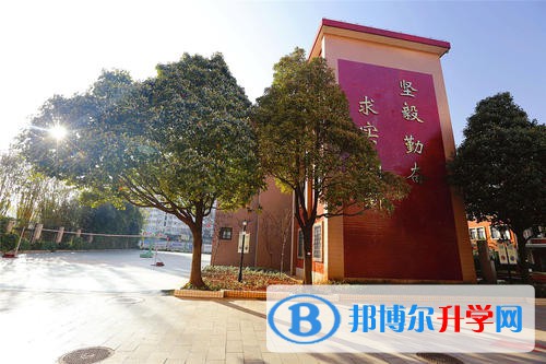 昆明滇池中學2021年招生辦聯系電話