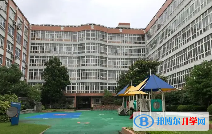  上海金蘋果雙語學校怎么樣