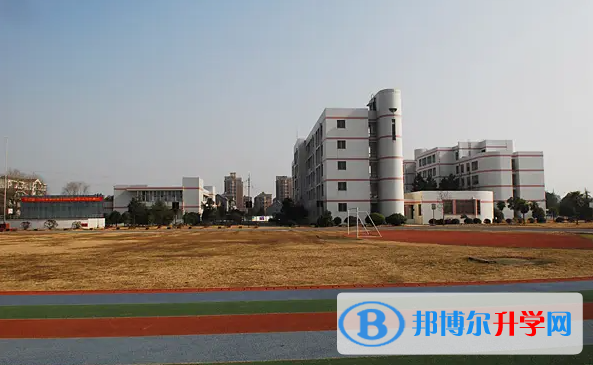 二、全市民辦高中和中等職業學校錄取資格線  1、民辦高中錄取資格線為377分;  2、“3+2” 中高職分段培養和五年一貫制改革試點學校錄取資格線為340分;  3、中等職業學校錄取資格線為220分。  市招考辦將按照《市教育局關于做好2022年高中階段學校招生考試工作的通知》規定的招生錄取實施辦法，根據招生計劃、考生志愿、考生成績，在資格線上劃定各批各校錄取分數線。