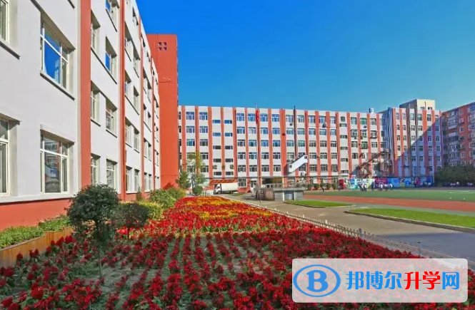 十堰中考2022錄取分?jǐn)?shù)線 經(jīng)十堰市高中階段學(xué)校招生工作領(lǐng)導(dǎo)小組研究，十堰市2022 年高中階段學(xué)校招生各批次錄取資格分?jǐn)?shù)線劃定如下：  一、普通高中學(xué)校  1.十堰市一中、鄖陽中學(xué)、東風(fēng)高級中學(xué)指令計劃錄取資格分?jǐn)?shù)線：十堰城區(qū)(含鄖陽區(qū))624分，丹江口市 628.8分，鄖西縣625.9分，竹山縣619.4分，竹溪縣 627.4分，房縣615.1分。  2. 十堰市一中、鄖陽中學(xué)、東風(fēng)高級中學(xué)國際班和鄖陽區(qū)一中(面向主城區(qū))指令計劃生錄取資格分?jǐn)?shù)線600分。  3.車城高級中學(xué)、柳林中學(xué)、鄖陽區(qū)二中(面向主城區(qū))指令計劃生錄取資格分?jǐn)?shù)線510分，民辦普通高中學(xué)校錄取資格分?jǐn)?shù)線340分，各縣市區(qū)一中、二中、三中錄取資格分?jǐn)?shù)線由各縣市區(qū)教育局劃定。  二、中等職業(yè)學(xué)校  1.中職第一批次學(xué)校錄取資格分?jǐn)?shù)線 260分，  2. 中職第二批次學(xué)校錄取資格分?jǐn)?shù)線150分。  以上劃定的分?jǐn)?shù)線均為十堰市高中階段學(xué)校各批次錄取資格分?jǐn)?shù)線，各學(xué)校的實際錄取分?jǐn)?shù)線根據(jù)各校招生計劃及學(xué)生志愿情況投檔后形成。