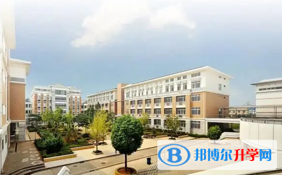 貴陽(yáng)中考2022總分是多少 答：貴陽(yáng)中考總分750分。  分?jǐn)?shù)呈現(xiàn)的科目中，語(yǔ)文、數(shù)學(xué)、綜合理科(物理90分、化學(xué)60分)滿分均為150分，英語(yǔ)滿分為120分(其中聽說能力30分)，綜合文科(歷史60分、道德與法治70分)滿分為130分，體育與健康滿分為50分(其中體育綜合素養(yǎng)10分)，總分合計(jì)750分。  貴陽(yáng)中考考試方式 語(yǔ)文、數(shù)學(xué)、綜合理科(物理、化學(xué)合卷)、綜合文科(歷史、道德與法治合卷)、生物和地理學(xué)科(合卷)實(shí)行筆試、閉卷方式;  英語(yǔ)學(xué)科實(shí)行筆試、閉卷與聽說能力(人機(jī)對(duì)話)考試相結(jié)合的方式;  體育與健康學(xué)科實(shí)行學(xué)校表現(xiàn)、必考與選考項(xiàng)目相結(jié)合，統(tǒng)一現(xiàn)場(chǎng)考試和體育綜合素養(yǎng)相結(jié)合方式。  信息技術(shù)、音樂、美術(shù)等科目實(shí)行計(jì)算機(jī)考試;  物理、化學(xué)和生物實(shí)驗(yàn)操作技能測(cè)試采取現(xiàn)場(chǎng)抽簽分組方式進(jìn)行。  貴陽(yáng)中考以等級(jí)呈現(xiàn)的科目分級(jí)標(biāo)準(zhǔn) 等級(jí)呈現(xiàn)的科目中，生物、地理、信息技術(shù)、音樂、美術(shù)等設(shè)A、B、C、D四個(gè)等級(jí);  物理、化學(xué)和生物實(shí)驗(yàn)操作設(shè)“合格”“不合格”兩個(gè)等級(jí)。