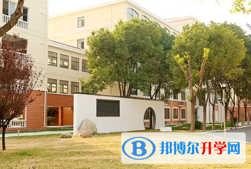 如今，越來越多的學(xué)生和家長選擇國際學(xué)校作為出國留學(xué)的一個(gè)過渡，但是也有部分家長對于國際學(xué)校還是比較陌生的，所以在選擇學(xué)校的時(shí)候猶豫不決。南京英國學(xué)校是一所專為外籍子女提供學(xué)前教育-高中的國際化雙語學(xué)校。學(xué)校不僅有一流的課程教學(xué)，還會(huì)經(jīng)常開展豐富多樣的學(xué)習(xí)活動(dòng)，不斷促進(jìn)學(xué)生的全面發(fā)展。