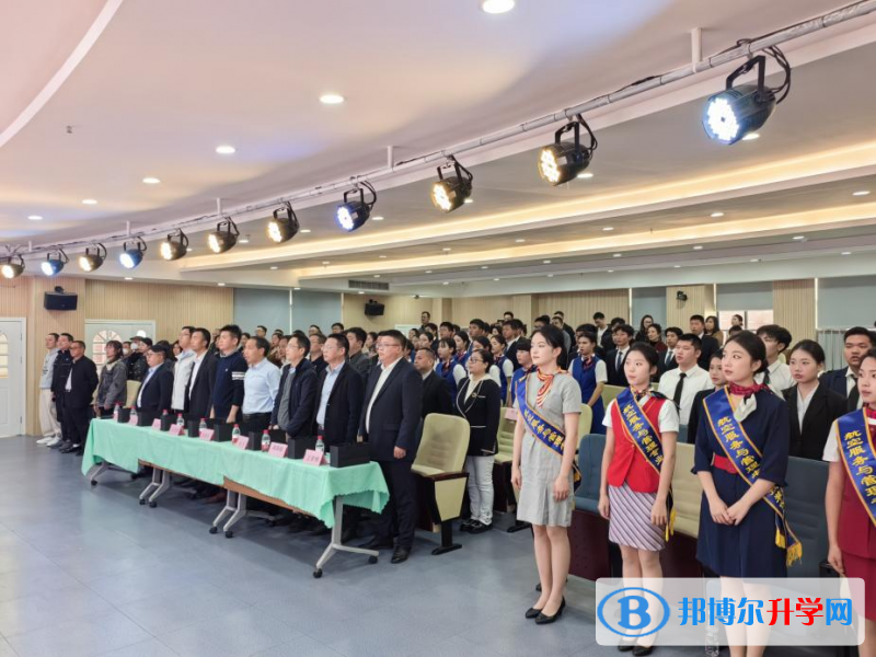 重慶市京師實驗學(xué)校舉行航空實驗班授裝儀式及教學(xué)成果展