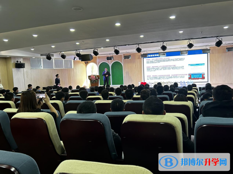 重慶市京師實驗學(xué)校舉行航空實驗班授裝儀式及教學(xué)成果展