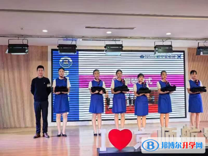 云翔航空總經(jīng)理彭程輝為航空實驗班學(xué)生授裝