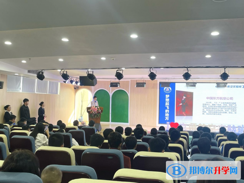 重慶市京師實驗學(xué)校舉行航空實驗班授裝儀式及教學(xué)成果展