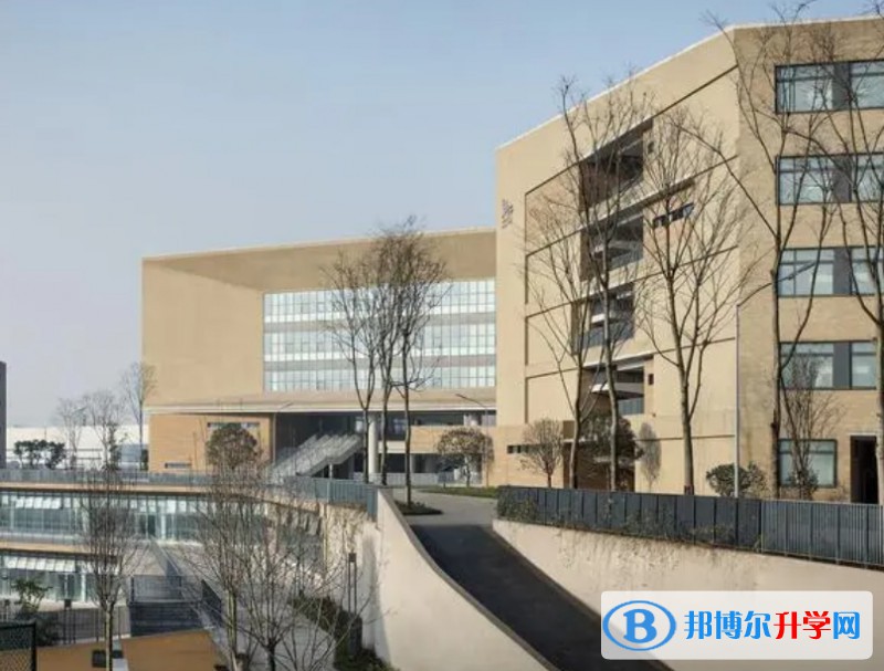 2024西南大學(xué)附屬中學(xué)校多少錢(qián)(學(xué)費(fèi)明細(xì))
