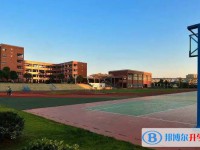 三龍育華中學(xué)地址，乘車(chē)路線