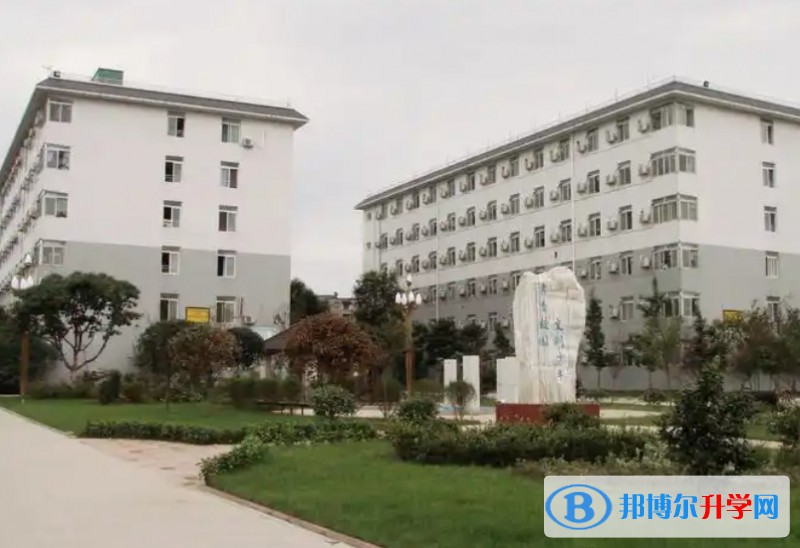 2025新津?qū)嶒灨咧卸嗌馘X(學(xué)費明細(xì))